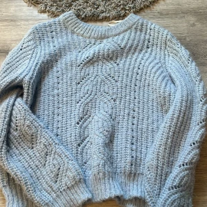 Jätte fin stickad tröja  - En jätte fin stickad tröja i en baby blå färg som aldrig används. 