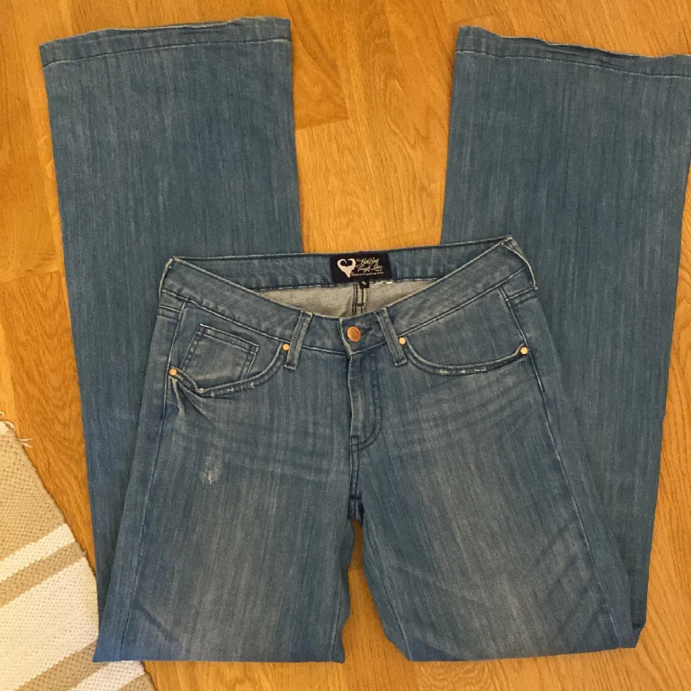 Dessa jättefina jeans har jag köpt på plick men de passar ej så jag säljer dem igen. De har bara provats på🫶🏻 första bilden är tagen från tjejen jag köpte jeansen från först🫶🏻. Jeans & Byxor.