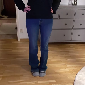 ED HARDY JEANS! - Säljer mina Ed Hardy jeans, då ja köpte 2 stycken men båda var förlänga inga defekter, dem är midwaist och super sköna😮‍💨