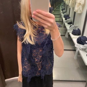 Zara blus  - Säljer denna jätte fina blus från zara. Säljer då den inte kommer till användning tyvärr💕slutsåld på hemsidan, jätte fint skick