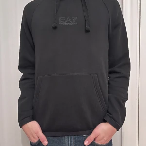 Emporio Armani - Emporio Armani hoodie | Skick: 9/10 | Strl S | Modellen på bilden är 182 cm lång | Pris 349kr | Tveka inte på att höra av dig vid minsta tanke eller fundering!