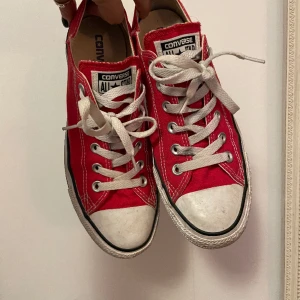 Röda låga converse - Finns fåtal slitningar som syns på bild, men annars i fint skick!  Strl 39💋