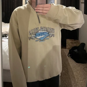 Sweatshirt - Säljer nu denna sweatshirt med dragkedja vid kragen, som är köpt ifrån asos. Den är använd ett fåtal gånger❣️