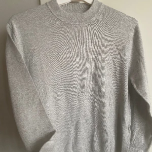 Finstickad grå tröja med pärlor vid ärmslut tjej strlk 152 - Finstickad grå tröja från Zara. Två pärlor som fin detalj vid ärmslut. Väldigt fint skick. Storlek 152. Rök- & djurfritt hem. 