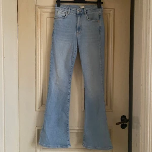 Blå utavängda jeans - Snygga ljusblå bootcut-jeans från Gina Tricot, använda fåtal ggr! 