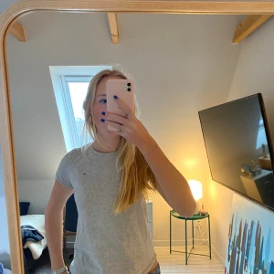 Grå Tommy hilfiger tröja - Säljer denna super söta gråa kortarmade tröjan från Tommy hilfiger💕 Den rekommenderade strl är 152, nypris 700 kr och jag säljer 150 kr