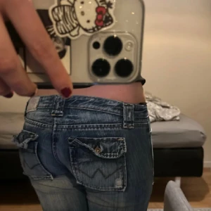 Lågmidjade vintage jeans - Lågmidjade vintage jeans köpta på Plick. Står ingen storlek men passar någon med storlek 34/36 xs-s. Jag är 167 cm lång och dom är lite långa.  Inga defekter förutom att dom är lite nertrampade. Tryck gärna köp nu!💗💗