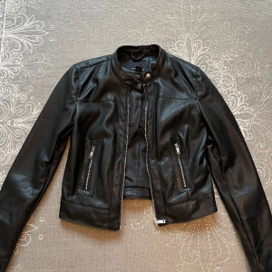 Skinnjacka - Svart skinnjacka i fint skick från Amisu❤️
