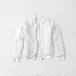 Fluffig jacka - Säljer denna super söta och gosiga vändbara jacka! Det är strl 11-12 och efter användning så är det ända bomullen som har påverkas, men som ni ser på bilderna är den i super fint skick. Märket är Abercrombie and Fitch🙌🙌