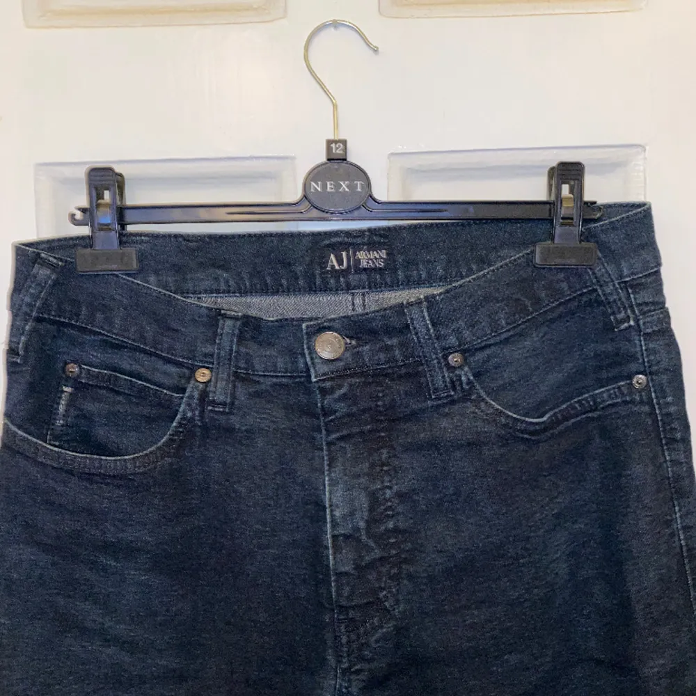 Vintage mörkblå Armani jeans, herrstorlek så sitter oversize, stl EU 33 enligt lappen, L ungefär. . Jeans & Byxor.