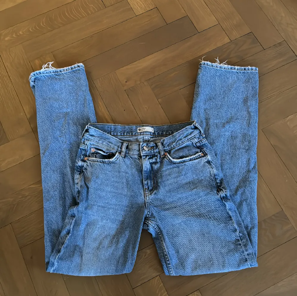 Ett par jeans från Gina Tricot.  Säljer för jag har ingen användning av dom. 🤩 nypris: 499kr😙. Jeans & Byxor.