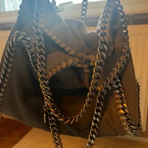 Stella McCartney väska  - Jättefin Stella McCartney väska i storleken falabella mini tote