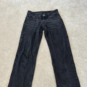 Low waist weekday jeans - Jeans med låg midja och rak passform. 🩷 Använda men inte trasiga. Köp/buda i meddelanden.