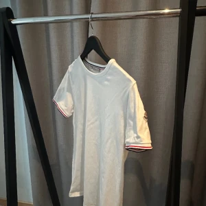 Moncler T-shirt. - Äkta vara. Kvalite: 7av10 Ny pris: 1200 sek Mitt pris: 450sek