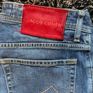 Jacob Cohen Jeans - Tjena, säljer nu dessa feta Jacob Cohen Jeansen. Det är storlek 34 men dom sitter som 33. Skick 9/10. Inga defekter. Det är bara att höra av sig vid fler bilder eller funderingar!