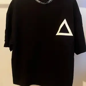 En svart T-shirt i bra skick från Asos