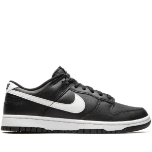 Helt nya Nike dunk Low panda 2.0 storlek 44 - Helt nya Nike dunk Low 2.0 storlek 44 till salu!   Finns att hämta i malmö, lund eller trelleborg! 