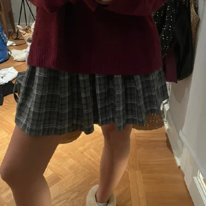 Kjol - Jätte fin kjol från pull and bear perfekt för alla tillfällen. Säljer då jag har en liknande 