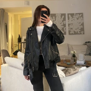 Svart skinnjacka - Skinnjacka ifrån missguided. Köpt på Nelly.com