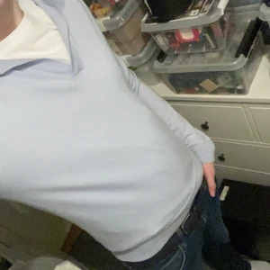 Tröja från Riley - Säljer denna tröja ifrån Riley. Modellen på bilden är 185 och väger 75 kg. Tröjan är storlek M men kan även passa S. Väldigt bra skick. Säljer denna tröja för endast 199kr.