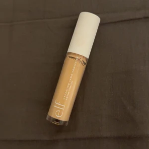 Elf concealer light sand - Helt oanvänd elf concealer i färgen light sand. Säljer eftersom jag inte är nöjd med färgen.