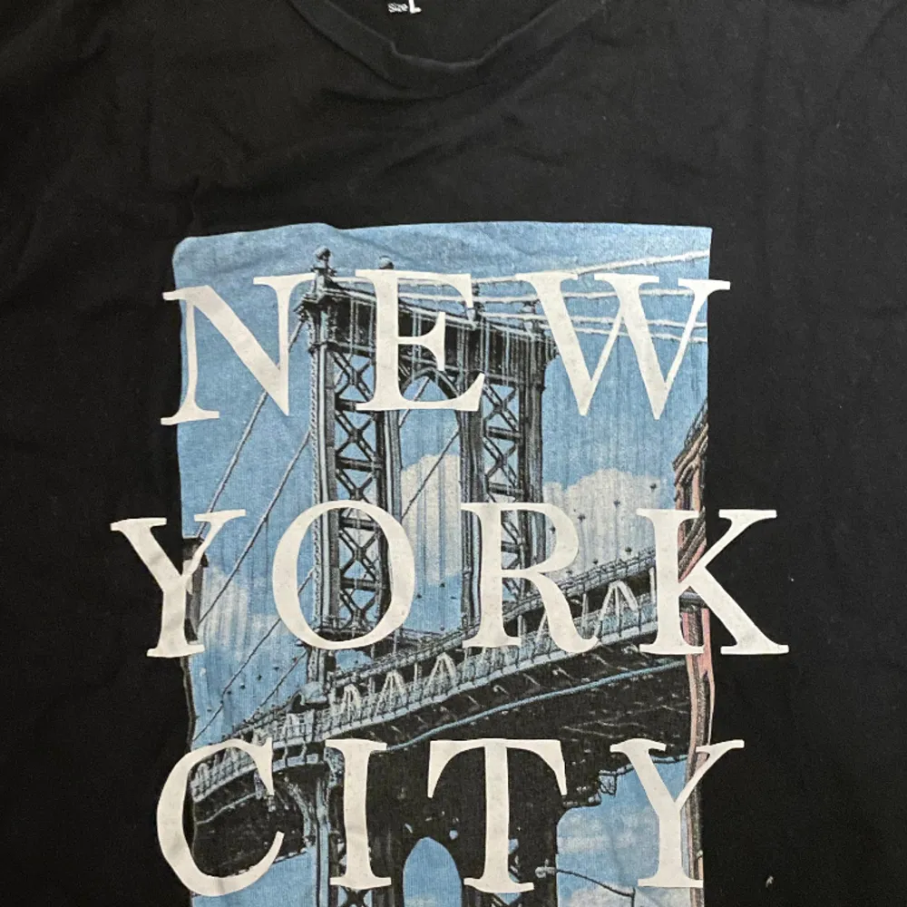 Pris går att förhandla  Kvalité 8/10 New-York motiv  Storlek L barnstorlek (som S herr) Inte använd jättemycket Bra hållbarhet och inga stora defekter. T-shirts.