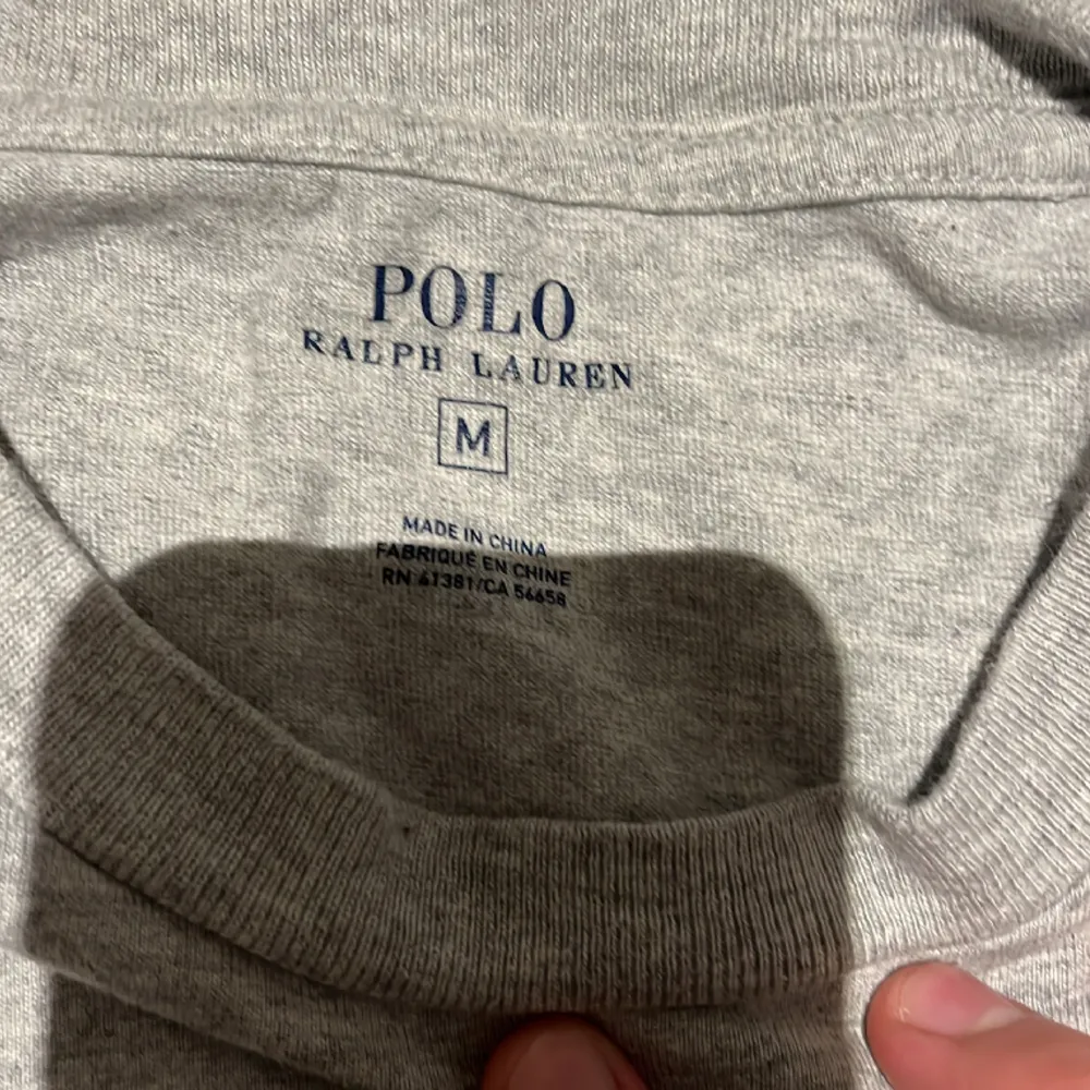 Grå Ralph Lauren tröja, den är i fint skick och passar barn mellan 12-14 år. . Tröjor & Koftor.