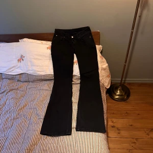 Lågmidjade Bootcut jeans - I nyskick! Använda 1gång. Perfekt bootcut jeans från Weekday.  W27 