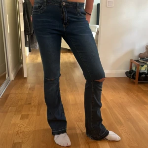 Snygga flare jeans med hål! - Skit fina jeans som är bekväma och fina som är lågmidjade och är flare med hål vid knäna!!! Priset kan diskuteras privat!!!!!