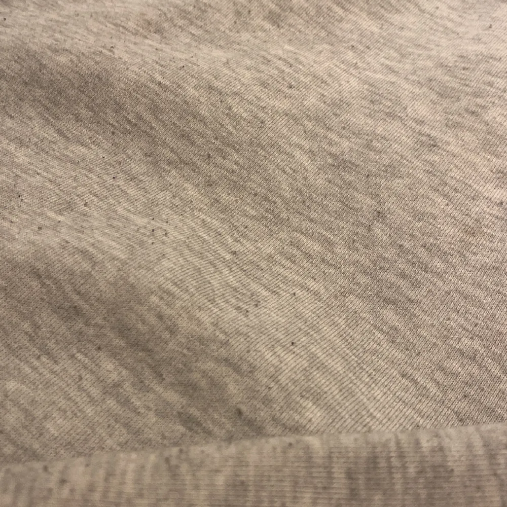 Säljer min grå sweatshirt från Gina tricot då den inte kommer till användning längre. Något nopprig men inget man tänker på när den sitter på. 150kr + frakt. Tryck gärna på köp nu, om du har frågor så är det bara att skriva 💕. Hoodies.