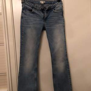 Low waist bootcut jeans inga fläckar är i bra skick💗är i 158 men passar på mig som är 160 cm❣️köpt för 300kr