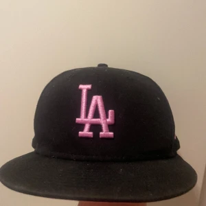new era keps LA  - Jätte bra skick. Kan skicka fler bilder om det behövs.