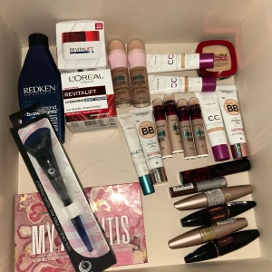 SMINKPAKET - Säljer ett stor sminkpaket där allt är oanvänt. Innehållet värde ca 4000 kr. Säljer av mycket smink just nu. Så 1000 kr. Pris kan diskuteras snabbaffär. 