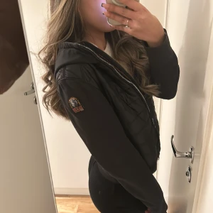 Parajumper  - En parajumper jacka i storlek xs men passar även om s. Använt ett fåtal gånger och köptes från en tjej på Plick. Säljer pga att jag vill köpa moncler. Hör av dig om du är intresserad🥰