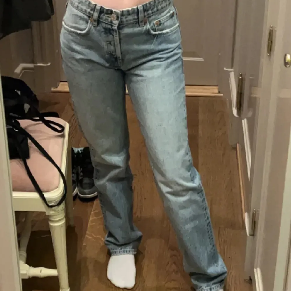 jeans med raka ben, från zara i fint skick💞. Jeans & Byxor.