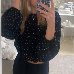 Prickig blus - Söt prickig blus som inte kommer till användning, fint skick! ❤️
