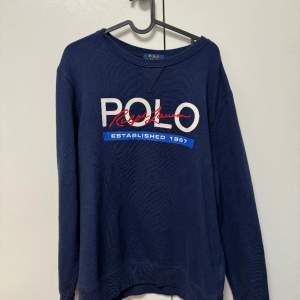 Polo Ralph Lauren sweatshirt i storlek 18-20 vilket står Large men passar mig som är medium/small. Säljer för 450kr.