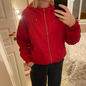 Jacka - Röd luvjacka från STAY Justerbar i midjan  Nypris 499