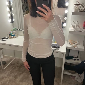 Intimissimi tröja - Intimissimi tröja i vit som nästan aldrig är använd, inga defekter, cashmere!🥰