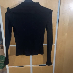 Svart detalj tröja  - En fin vardagströja men ändå lite uppklädd använd några gånger men inga defekter.