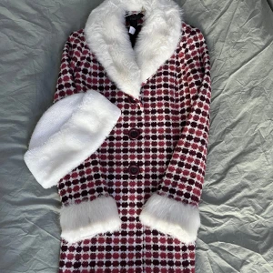 Rutig kappa med mössa  - Rutig vintage kappa och mössa som jag köpte på Plick. Säljer båda nu då de inte har kommit till användning. Passar xs och s