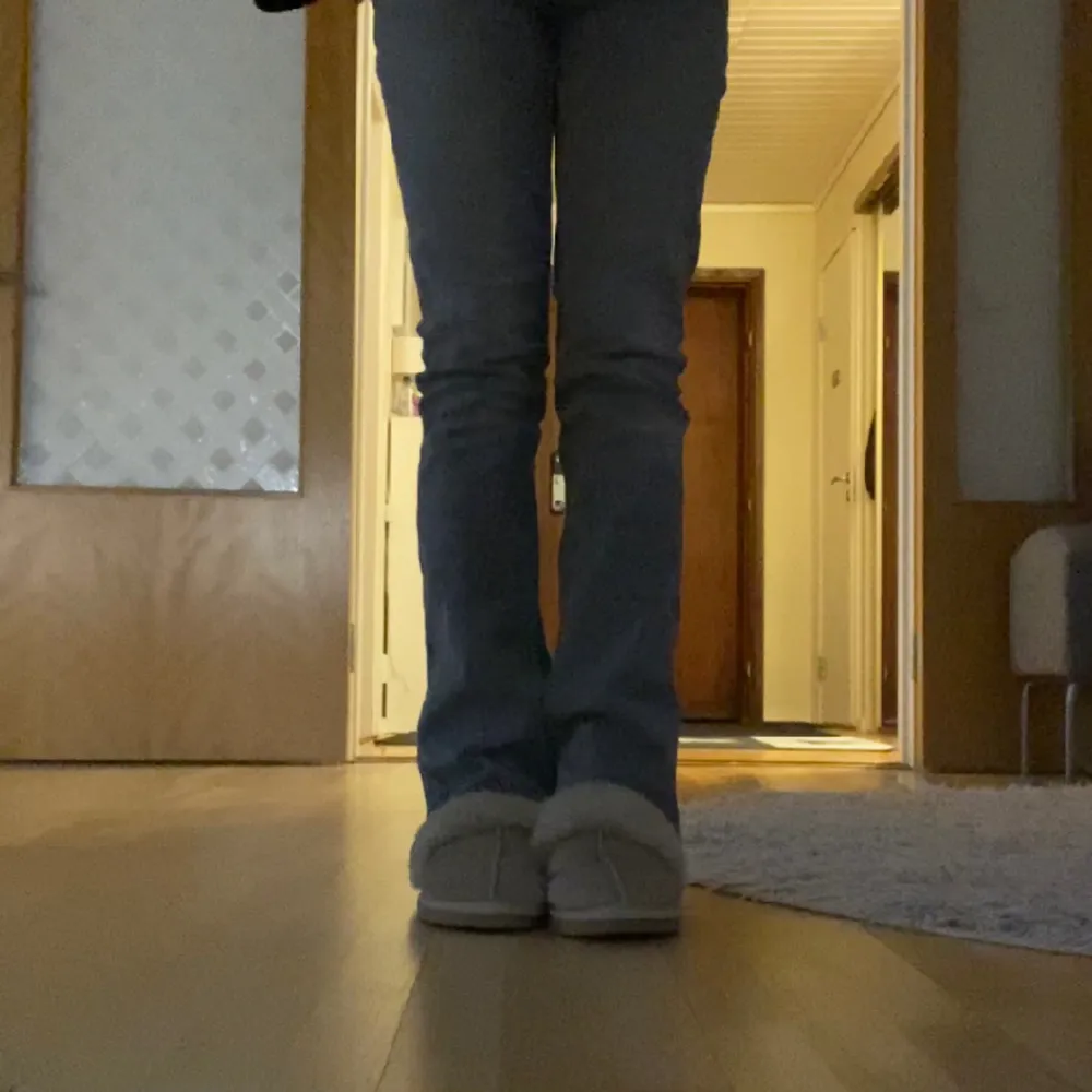 Jätte söta bootcut jeans ifrån Gina Young. Använder tyvärr inte lika mycke längre, perfekt i längd för mig som är 161 ca💗hör av er vid frågor!!!💗💗passar mig bra som oftast har Xs/34 i byxor💗💗. Jeans & Byxor.