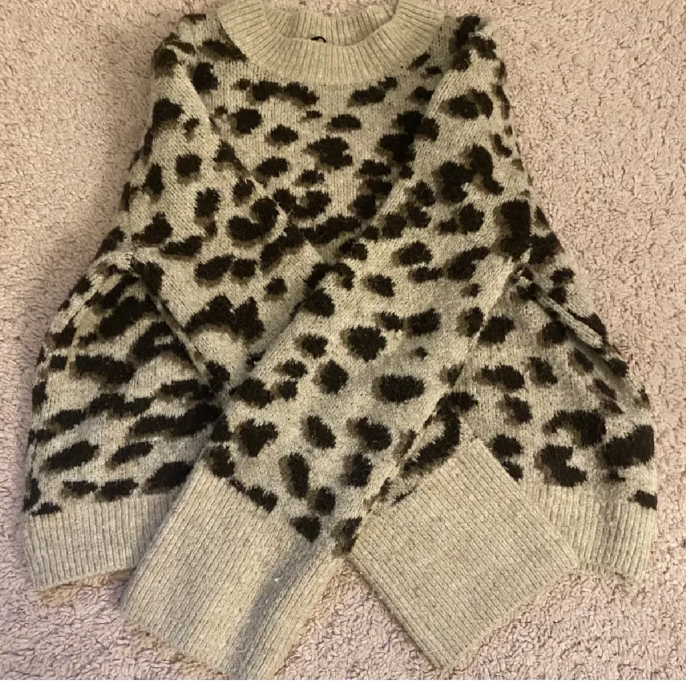 Säljer denna populära stickade leopard mönstrade tröjan ifrån hm i storlek XS. Den säljs för den inte kommer till användning.. Stickat.
