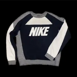 En grå/svart/vit sweatshirt från Nike i väldigt bra skick! Den är köpt Slappy Curb Board Shop i Sundsvall men är bara använd några få gånger🙌🏼🙌🏼