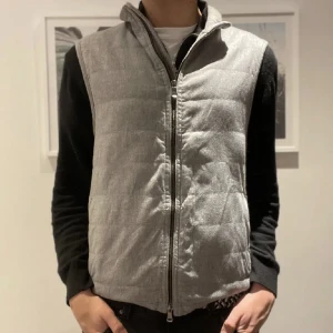 Oscar Jacobsson väst - Säljer min sjukt snygga Oscar Jacobson väst som knappt är använd för ett bra pris. Nypris runt 3000. Hör av dig om du har någon fundering!