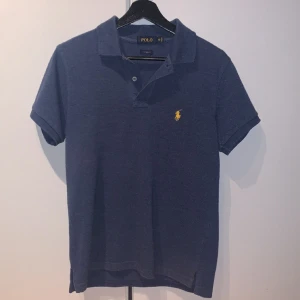 Ralph Lauren Piké  - Mörkblå Ralph Lauren Piké i storlek S Skriv om ni är intresserade😀