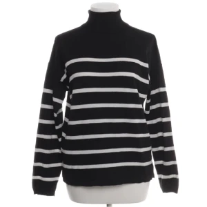 Polo tröja  - Säljer det pga att den inte kommer till användning endast använd några gånger i strl S