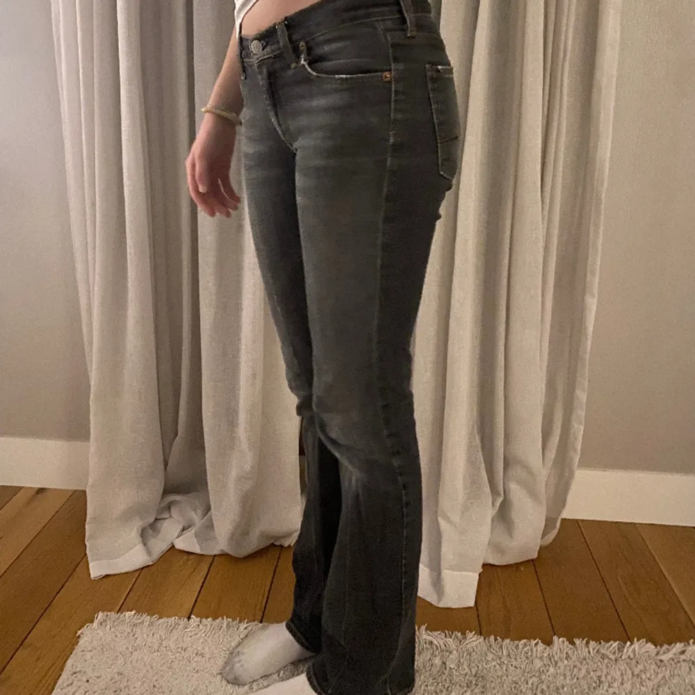 Gråa bootcut jeans så fina lågmidjade jag är storlek 36/38 och de sitter bra på mig❤️. Jeans & Byxor.