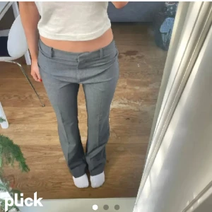 Skitsnygga kostymbyxor 🩷💕💕 - Ett par gråa kostymbyxor från Zara som tyvärr inte kommer till användning och därför endast använda en gång. 💕💕💕 (Första bilden lånad)