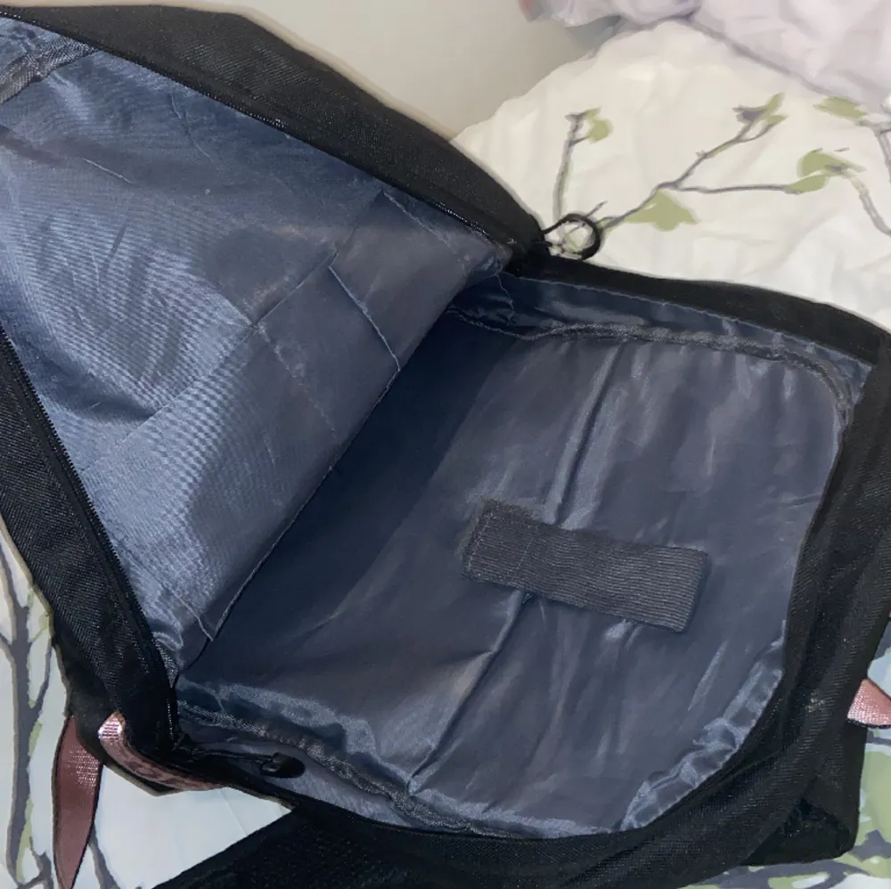 Köpte denna BTS Jimin ryggväskan för 500kr online för ungefär 1 år sedan nu. Har använt sällan.. Väskor.